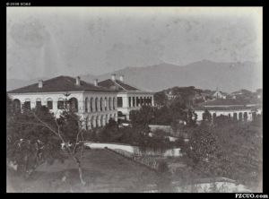 1890年拍摄的本建筑（左数第二座），照片标注为“公易洋行、乾记洋行和福兴洋行”（来源：布里斯托尔大学 / J.S.Oswald的照片集）