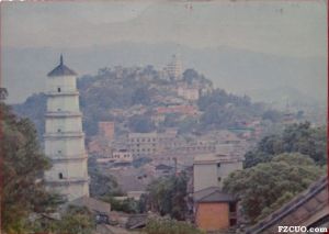 1980年代拍摄的福州城市远景，前为白塔（来源：7788.com）