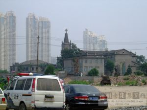 2008年，随江滨大道建设正在平移的泛船浦天主堂神父楼（来源：林轶南摄于2008年8月）