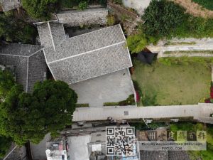 2020年8月，无人机拍摄的鼓岭富品德别墅，可见其与西侧宦溪镇办事处建筑的平面关系（来源：林轶南摄于2020年8月10日）